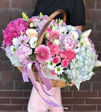 Композиция солнечный день в Совхозном Краснодарский край Цветочная композиция из Розы, Хризантемы, Пионы и Лизиантусы в корзине в Совхозном Краснодарский край