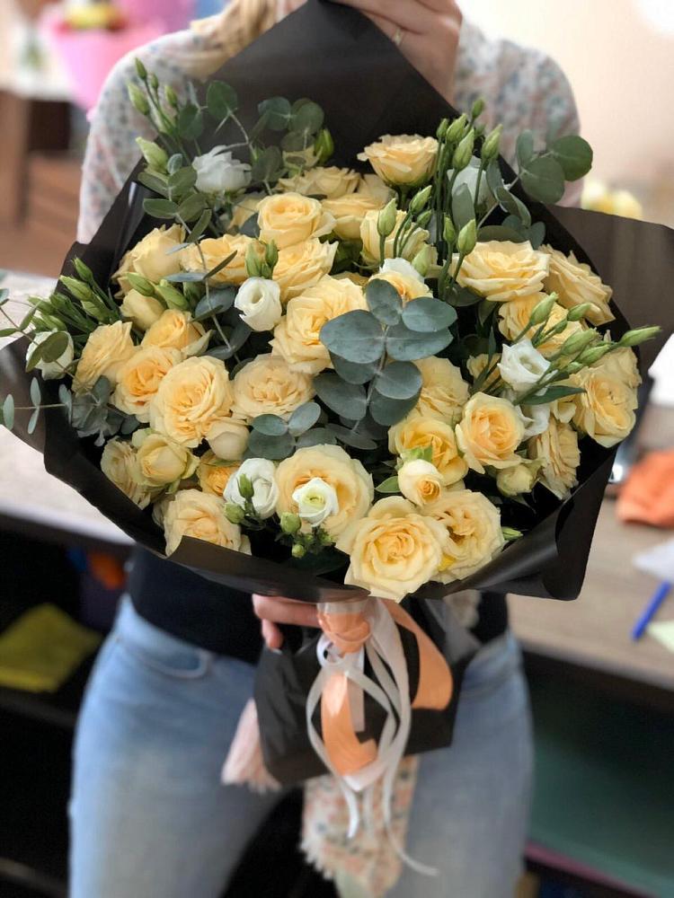 Букет цветов из: Розы и Лизиантусы в Совхозном Краснодарский край