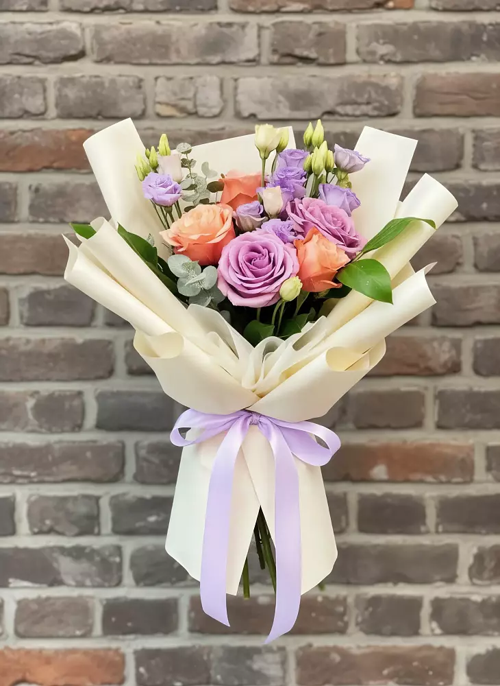 Букет цветов из: Лизиантусы и Розы в Совхозном Краснодарский край