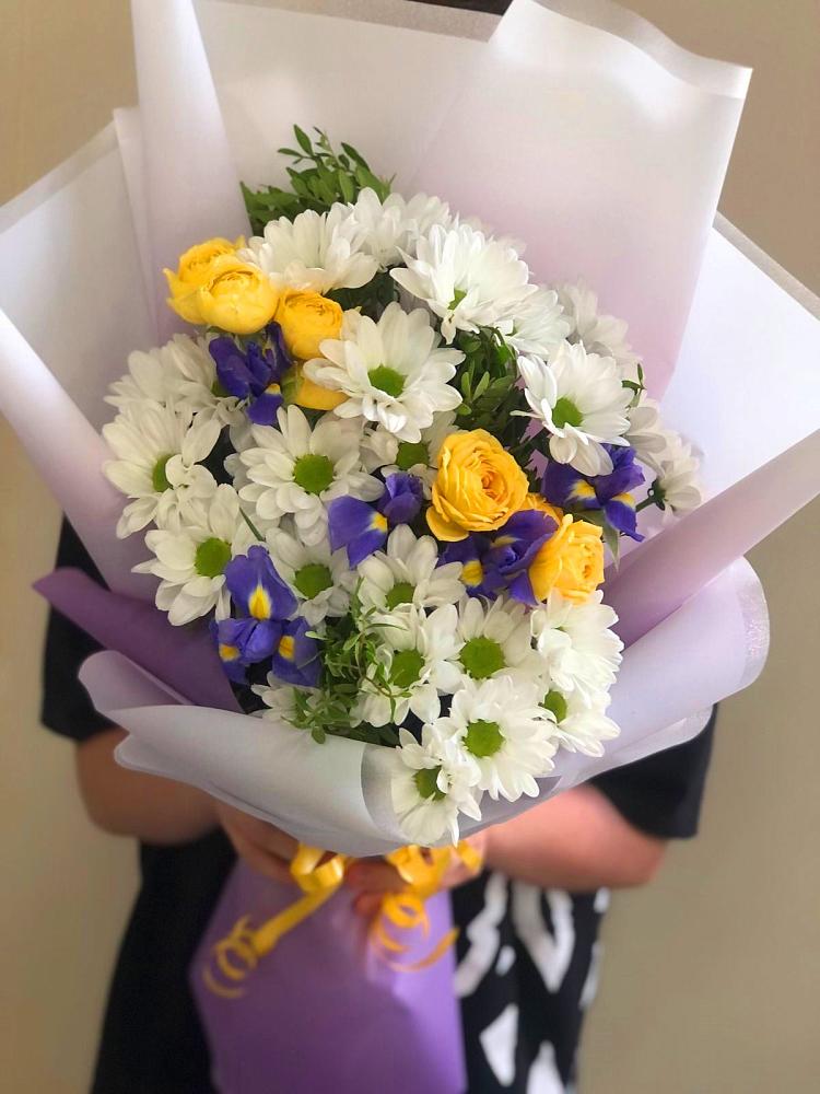 Букет цветов из: Ирисы, Хризантемы и Розы в Совхозном Краснодарский край