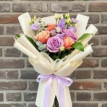 Букет цветов из:  Лизиантусы и Розы в Совхозном Краснодарский край