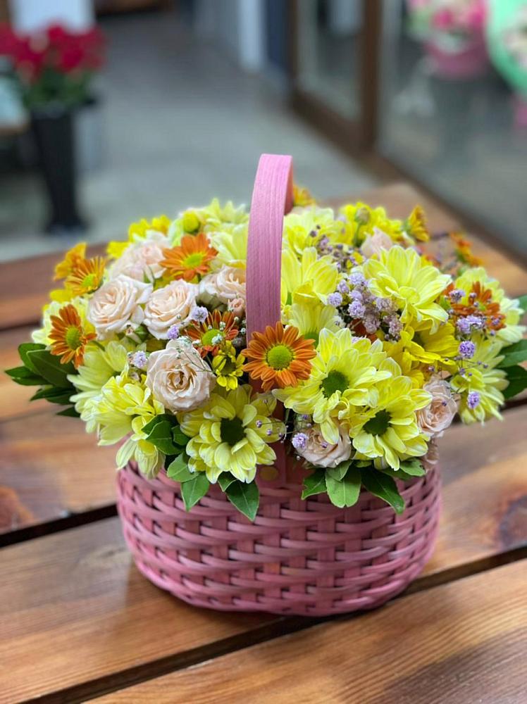 Цветочная композиция из Хризантемы и Розы в корзине в Совхозном Краснодарский край