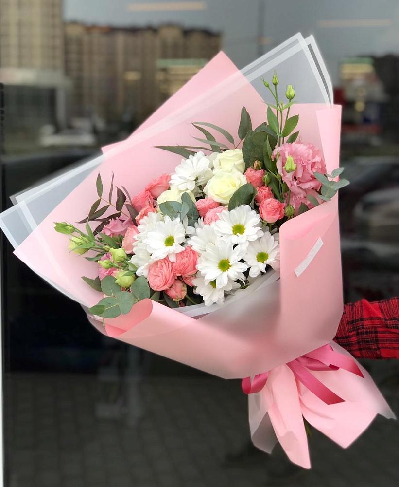 Букет нежный в Совхозном Краснодарский край Букет цветов из: Розы, Лизиантусы и Хризантемы в Совхозном Краснодарский край